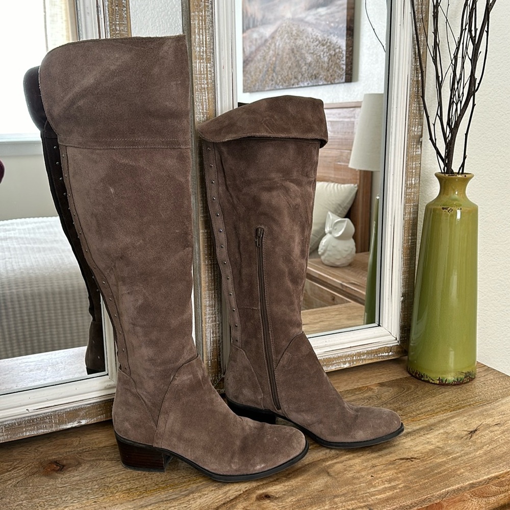 Beautiful taupe, knee-high suede boots!